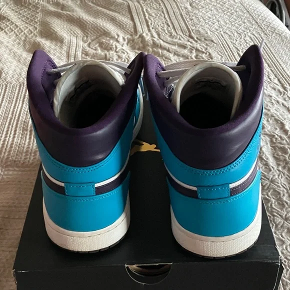 Air Jordan 1 Mid “Hornets”